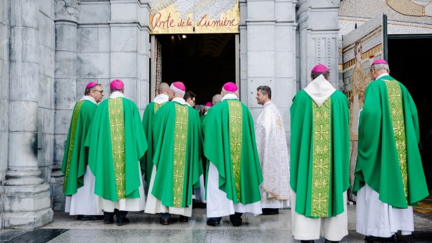 Eveques-entrant-dans-la-basilique-Notre-Dame-du-Rosaire-a-Lourdes-ciric