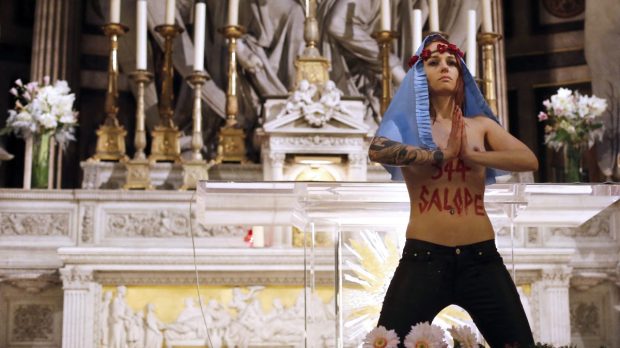 FEMEN-MADELEINE-AFP-000_Par7748192-e1668698823118.jpg
