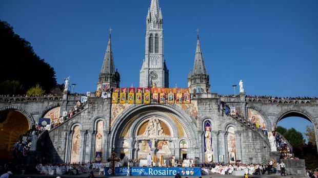 LOURDES-PELERINAGE-ROSAIRE.jpg