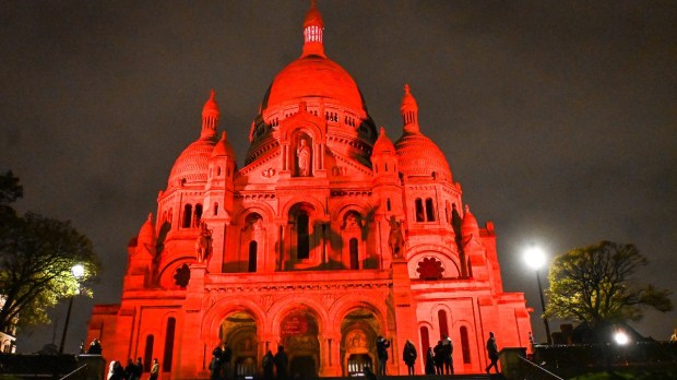 SACRE-COEUR-DE-MONTMARTRE-EN-ROUGE.jpg