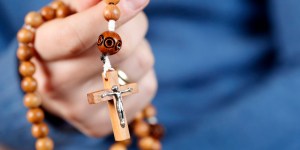 Quelle est la différence entre le chapelet et le rosaire ?
