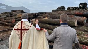 BENEDICTION-GRUMES-ATELIERS-PERRAULT-DIOCESE-DE-PARIS.jpg