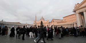 [EN DIRECT] Les fidèles se pressent à Saint-Pierre pour se recueillir devant la dépouille de Benoît XV