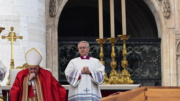 Pape-Francois-funerailles-benoit-XVI.jpg