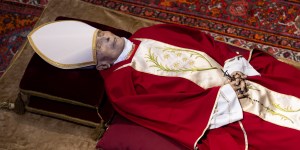 Pourquoi le christianisme place-t-il le mort au centre de ses rites ?