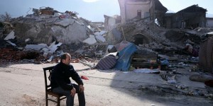 Les hommes face au scandale des séismes et des guerres