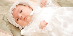 Les robes de baptême qui se transmettent de génération en génération, une histoire de famille et de foi