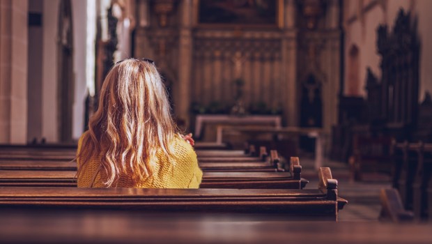 femme-eglise_1208161126