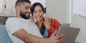 Dix manières d&rsquo;annoncer ses fiançailles à ses amis