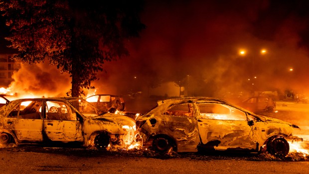 FIRE-FRANCE-EMEUTES-AFP-080_HL_MGONARD_2103266.jpg