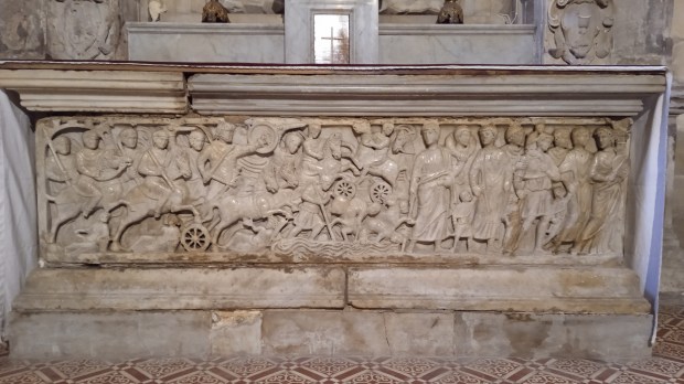 Fig3_sarcophage_du_passage_de_la_mer_Rouge_IVeme_siecle_saint_Trophime_d_Arles
