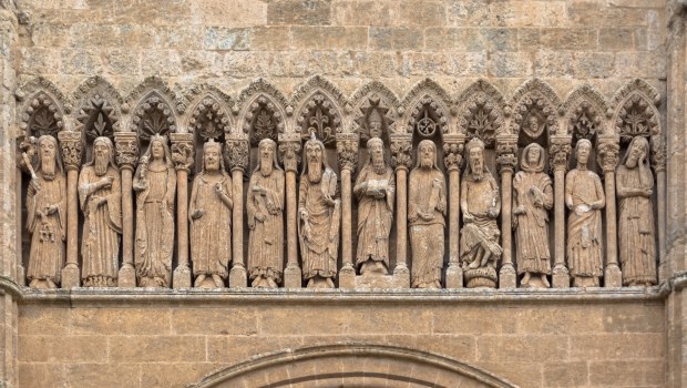 SAINTS-ANCIEN-TESTAMENT-STATUE-shutterstock_2001064655