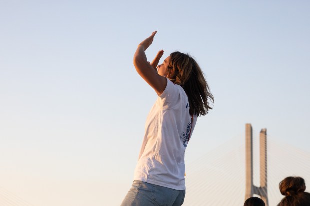 YOUTH-HAPPY-WOMAN-PRAY-WYD-JMJ