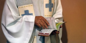 Pourquoi les prêtres portent-ils parfois du bleu pour l&#8217;Assomption ?