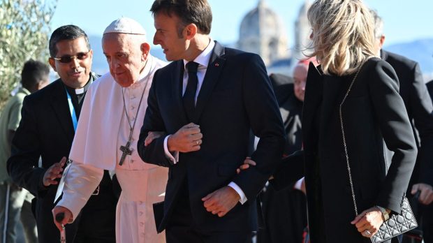 Pope-Francis-takes-the-arm-of-French-President-Emmanuel-Macron-as-his-wife-Brigitte-AFP-000_33W98QX-e1695464118815.jpg