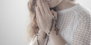 Qui prie-t-on pendant le chapelet ?