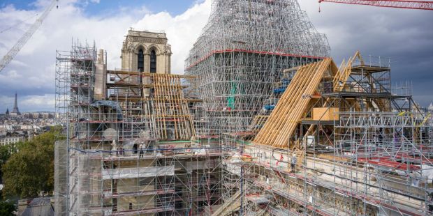 [EN IMAGES] La flèche de Notre-Dame de Paris s’élève dans le ciel