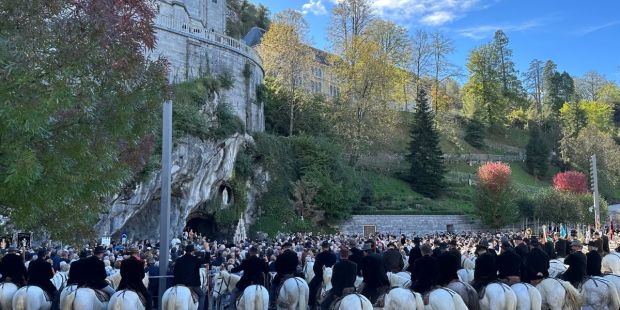 Les gardians s’inclinent devant la Vierge de Lourdes