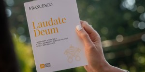 Le cri qui appelle à la louange
