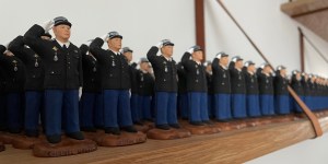 Le colonel Beltrame entre dans la crèche