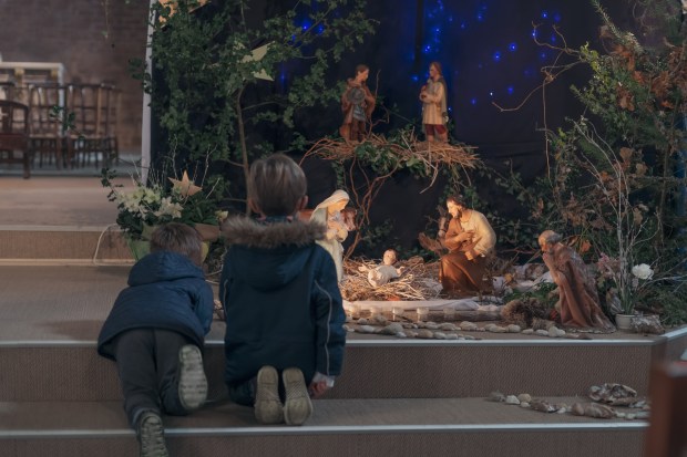 CRECHE-CRIB-ENFANTS-CHURCH-EGLISE-shutterstock_1863374836