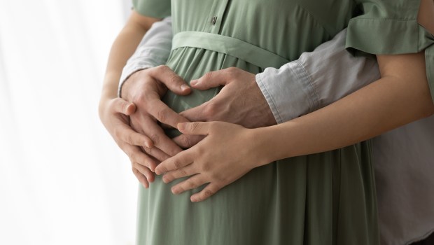 DESIRE-ENFANT-COUPLE-shutterstock_1966512736