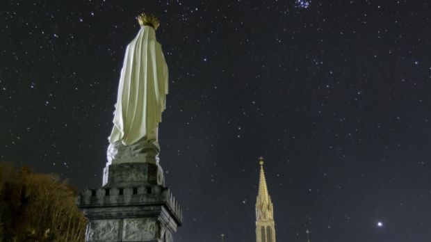 sanctuaire-de-Lourdes-sous-nuit-etoilee-@SNDL-Pierre-Vincent.jpg