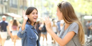 Dire bonjour, ranger son téléphone… Les bonnes manières adaptées à la génération Z