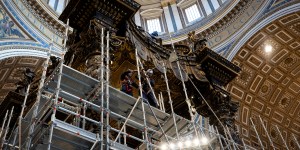 [EN IMAGES] L&rsquo;impressionnante restauration du baldaquin de Saint-Pierre !