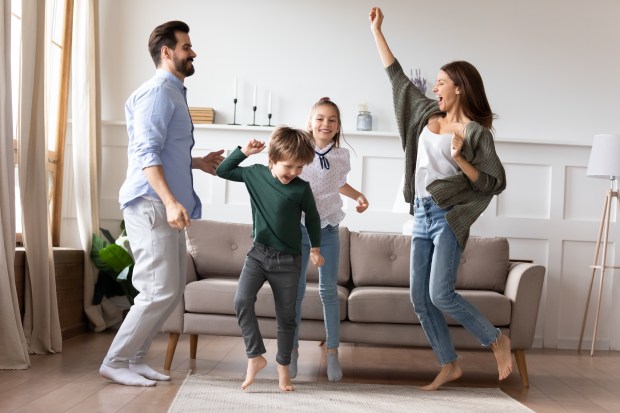 FAMILLE-HAPPY-DANSE-shutterstocK