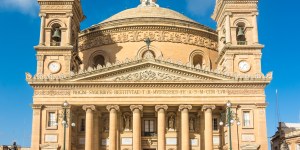 Il n’y a qu’à Malte que vous trouverez des églises… avec deux horloges