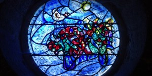 Des vitraux de Chagall visibles… dans une toute petite chapelle de Corrèze