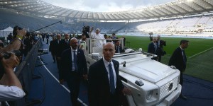 ​​Au stade Olimpico, le pape enseigne la paix à 50.000 enfants