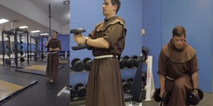 Pour une procession eucharistique réussie, faites confiance à frère Casey