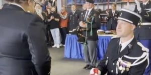 L’attendrissante demande en mariage d’un gendarme en pleine cérémonie