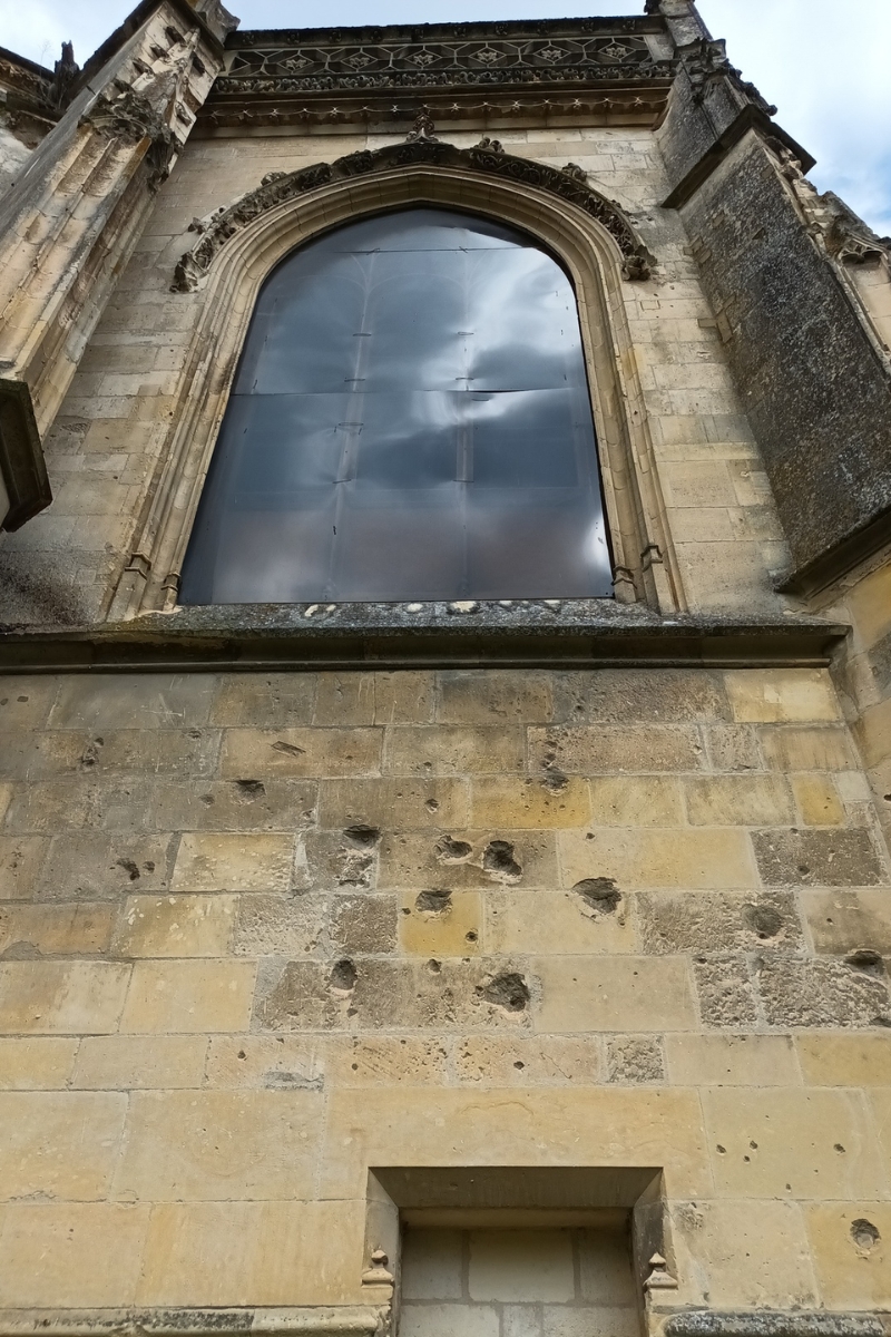 eglise-sainte-Trinite-de-Falaise-impacts.jpg