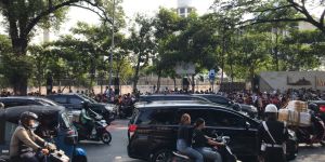 François bloqué dans les bouchons de Jakarta ?