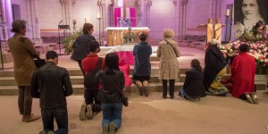 Aux soirées &#8220;Pétales de roses&#8221;, sainte Thérèse fait tomber des pluies de grâces