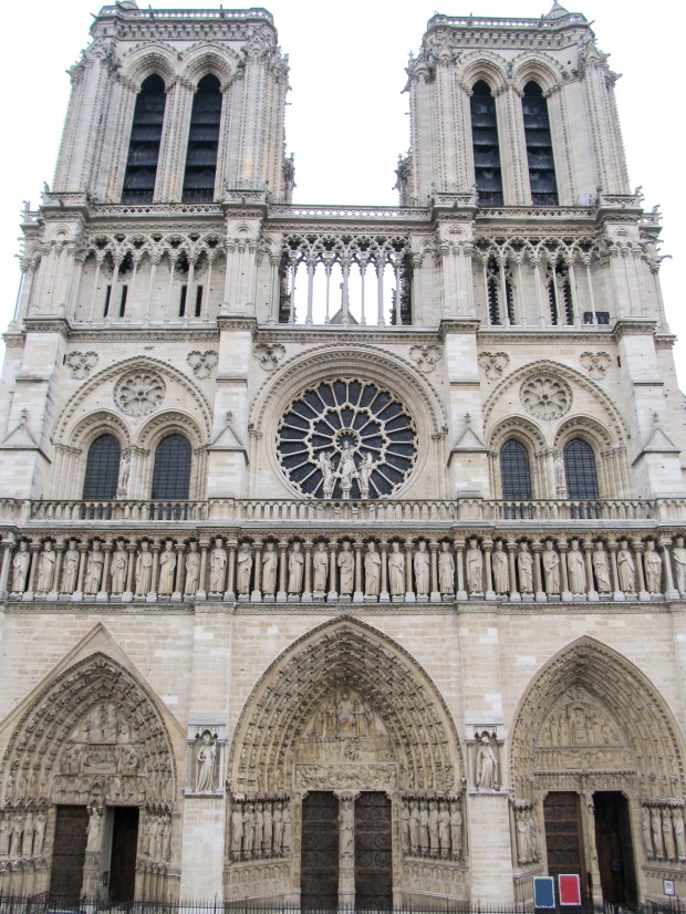 FACADE-OCCIDENTALE-NOTRE-DAME-PARIS-shutterstock