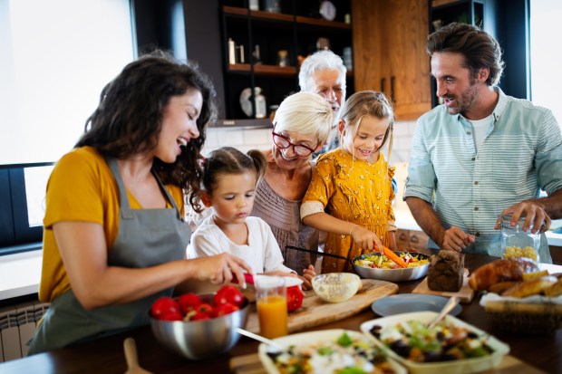 FAMILLE-DINER-shutterstock