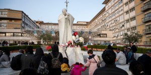 [EN DIRECT] L’état de santé du Pape s’est &#8220;légèrement amélioré&#8221; mais son état demeure &#8220;critique&#8221;